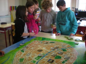 Jeu de plateau sur l(oeuvre des maçons migrants (Ecole de Sous-Parsat)